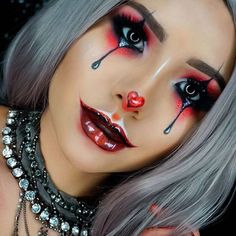 Encontre aqui a maquiagem de halloween perfeita pra você! Pra você arrasar na próxima festa seja de caveira, palhaço, freira... Vem escolher a sua favorita! Carnaval Make-up, Pelottava Halloween, Make Up Diy, Makeup Zombie, Halloween Makeup Clown, Fantasy Make-up, Halloweenský Makeup, Halloween Make-up Looks, Creepy Halloween Makeup