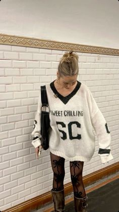 #firstdayofschooloutfits #backtoschool #backtoschooldresstoimpress #backtoschoolhaul #backtoschoolaesthetic #womenoutfits #fashion #baggypants #y2k #womensfashion #90sstyle #y2kstreetstyle #newyorkfashion #skateroutfit #outfitinspo#womenstyle #summeroutfitwomen #womennoutfitcasual #womennoutfitwinter #backtoscholloutfits #aesthetic #aestheticoutfits #streetwear #streetstyleaestheticoutfits Streetstyle Aesthetic, Look Boho Chic, Out Outfits, 2024 Fashion Trends, Outfits Chic, 2024 Trends, Women Outfits, 2024 Fashion