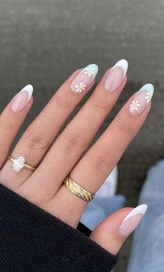 nails aesthetic nailart nailpolish daisy white whiteaesthetics nailsart naildesign cutenailideas nailideas Daisy Nail Art, Nagel Tips, Daisy Nails, Her Nails, Cute Gel Nails, Oval Nails, Classy Nails, Floral Nails, Short Acrylic Nails