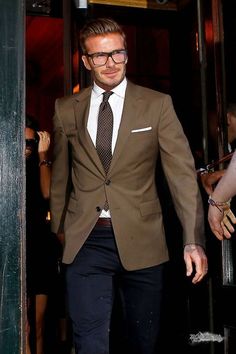 David Beckham Style - brown blazer, blue pants, cool glasses and hairstyle <3 Beckham Suit, David Beckham Suit, David Beckham Photos, David Beckham Style, Style Gentleman, Brown Suits, Men Style Tips