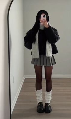 Thanksgiving Outfits, Winter Skirt Outfit, Dream Aesthetic, Cold Outfits, Miniskirt Outfits, Warm Outfits, Korean Outfits, Looks Style, Casual Style Outfits