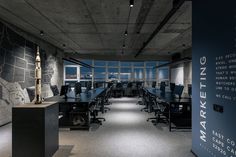 an empty conference room with black tables and chairs