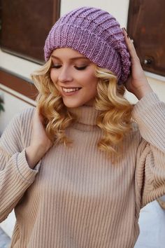 💕 If you want to look cute, feel cute, and warm this fleece-lined slouchy beanie is just for you! 💕 If you need a beanie that did not pop off of your head and Looks great with many different outfits and adds a cool extra touch to what you are wearing. 💕 Stay warm in style with HatCats latest fleece Outdoor Winter Outfit, Chunky Hat, Yarn Hats, Soft Hats, Winter Hats For Men, Granny Square Crochet Pattern, Crochet Skirt, Slouchy Hat, Cold Weather Outfits