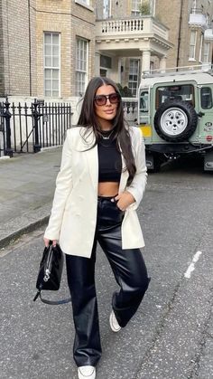 Leather Trousers Outfit, Sick Fits, Outfit Verano, Look Zara, Leather Pants Outfit, Blazer White, Black Leather Pants, Outfits With Converse, Outfit Winter