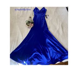 Macy's Teaze Me Dress Satin Royal Blue New With Original Tags Style Type: Sheath Built-In Bra Pads Sleeveless Hidden Back Zip 95% Polyester 5% Spandex Style # P327096 Size 18 Bust: 42 Waist: 36-38 (With Spanx On) Hip: 50 Length: 58 Retail Price $ 139 Plus Tax Blue Maxi Dress For Homecoming, Sleeveless Blue Maxi Dress For Homecoming, Blue Spaghetti Strap Maxi Dress For Prom, Blue Dress With Spaghetti Straps And Lining, Blue Lined Dress With Spaghetti Straps, Royal Blue Sleeveless Satin Dress, Blue Maxi Dress For Summer Homecoming, Summer Blue Maxi Dress For Homecoming, Royal Blue Satin V-neck Dress