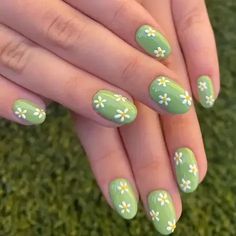 If you are looking for the perfect talons for sunnier days - then check out these Awesome Summer Nail Art Designs. Cute Simple Nails, Daisy Nails, Nail Art Designs Summer, Makijaż Smokey Eye, Cute Gel Nails, Nails Polish, Nail Swag, Short Acrylic Nails Designs