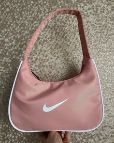 Aesthetic Purses, Nike Rosa, Adrette Outfits, All Things Pink, Crocs Fashion, Aesthetic Bags, Nike Bags, Womens Designer Bags