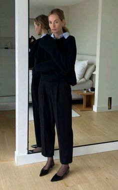 Autumn Workwear 2023, Workwear Casual Women, Normcore Outfits 2023, Business Casual Outfits New York, Fall 23 Work Outfits, Feminine Street Style Aesthetic, Minimal Work Wardrobe, Collared Black Dress Outfit, Business Casual Outfits Autumn