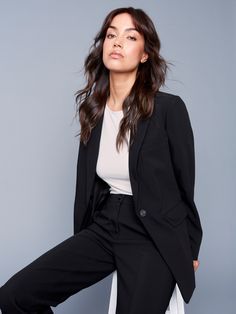 Step into modern elegance with our black blazer, featuring a chic ruched back for added flair. This sophisticated piece offers a timeless single-button closure, sleek front flap pockets, and a tailored fit that enhances your silhouette. Made from soft and stretchy fabric, it’s designed to seamlessly transition from work hours to evening outings while keeping you stylish and comfortable throughout the day. Adjustable ruched back detail Long sleeves with buttoned cuffs Lapel notch collar Single-bu Denim Editorial, Office Chic, Linen Jackets, Short Denim, Vest Blazer, Maxi Robes, Notch Collar, Blazer Black, Midi Maxi Dress