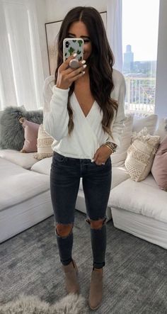 Classy Sweaters For Women, 30 Year Old Date Night Outfit, Neutral Color Womens Outfits, Fall Outfits For Night Out, Casual Date Night Outfit Winter 2023, Wine Night Outfit Casual, Womans Outfit Ideas, Valentine Outfits For Women Dates Casual, 10 Year High School Reunion Outfit