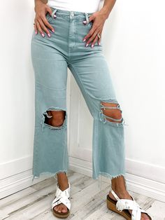 Get the ultimate '90s vintage vibe with these Vervet Super Fly cropped jeans! Made from non-stretch denim, they feature a high waist, relaxed legs, and a flare jean style for a retro look. The distressed details are a throwback to the grunge era, and the cropped length adds a modern twist. With a wide leg and an authentic rigid jeans texture, these vintage jeans are sure to turn heads. 100% cotton Distressed High Rise Cropped Jeans In Washed Blue, High Rise Washed Blue Distressed Cropped Jeans, High Rise Distressed Washed Blue Cropped Jeans, High Waist Distressed Flare Jeans In Washed Blue, High Waist Distressed Washed Blue Flare Jeans, Light Wash Flare Cropped Denim Jeans, Flare Light Wash Cropped Denim Jeans, Ripped Wide Leg Flare Jeans In Denim Blue, Light Wash Flare Cropped Jeans