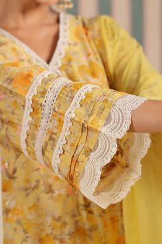 Arm Designs For Kurtis, Sleeves Lace Design, Lace Designs On Suits, Kamiz Design, Girls Fashion Tops, Lace Suit, New Kurti Designs