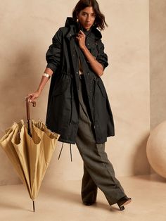 Anorak Rain Jacket | Banana Republic Chic Raincoat, Black Rain Coat, Rainy Weather Fashion, Oversized Rain Jacket Outfit, Raincoats Aesthetic, Rainy Outdoor Outfit, Rain Coat Outfits, Rain Coat Outfit Aesthetic, Workwear Rainy Day