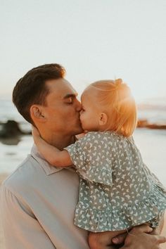 Ocean Family Pictures, Beach Photoshoot Ideas Family Of 3, Family Sunset Photoshoot Beach, Beach Photoshoot With Baby, Toddler Beach Photoshoot, Family Picture Beach