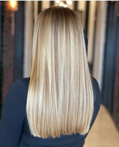 Straight Natural Blonde Hair, Golden Blonde Balayage Straight Hair, Warm Blonde Hair Highlights, Honey Blonde With Lowlights, Bronde Balayage Straight Hair, Beliage Hair, Balyage Long Hair, Balayage Straight, Balayage Straight Hair