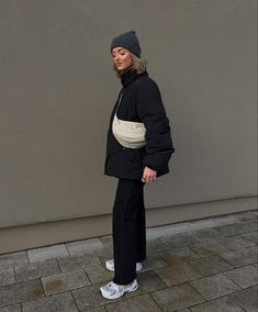 Girl poses in winter outfit New Balance Outfit Winter, Fashion Outfits2023, Winter Comfy Outfits, New Balance 530 Outfit, Uniqlo Women Outfit, Bag Uniqlo, Cozy Winter Aesthetic, Uniqlo Outfit, Outfit Ideas Cozy