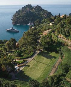 tennis old money resort italy yacht Unrealistic House, Belmond Hotels, Tennis Courts, Nautical Rope, Beach Tennis, 2023 Vision, Rope Light, Interior Stylist, Pretty Places