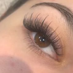 Maquillage Kylie Jenner, Natural Fake Eyelashes, Lashes Fake Eyelashes, Professional Eyelash Extensions, Lash Extensions Styles, Eyelash Extensions Styles, Perfect Eyelashes, Eyelash Extension Supplies, Pretty Lashes