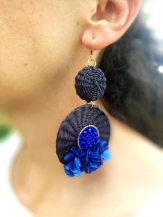 🚵 WOVENART is a nomadic shop. These precious earrings have been hand-woven in vegetable fiber of Iraca palm or raffia by a woman artisan of Huila (Colombia), with love and exclusively for you. 📐 Approximate measurements: It is adjustable, so you can remove it and put it to the desired size.  🧶 Material: These earrings are made with stainless steel + mustards + silk + palm iraca, this is a natural fiber that is extracted from the buds still unopened palm, a fiber that for its characteristics o Unique Handwoven Multicolor Earrings, Traditional Handwoven Beach Earrings, Adjustable Black Handwoven Jewelry, Adjustable Handwoven Blue Earrings, Black Handwoven Artisan Earrings, Women Artisans, Weaving Techniques, Natural Fibers, Beautiful Earrings