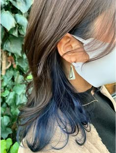 イヤリングカラー　インナーカラー×ネイビーブルー：L098832429｜アクト(ACT)のヘアカタログ｜ホットペッパービューティー Blue Hair Front Pieces, Back Hair Dyed, Under Blue Hair, Blue Under Hair, Brown Hair With Blue Underneath, Hidden Highlights Hair, Under Hair Dye Blue, Underside Of Hair Dyed, Underside Hair Dye