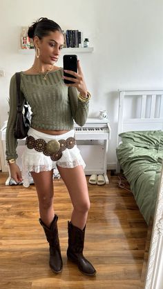 Festival Outfit With Hat, Tailgate Outfit Cowboy Boots, Outside Festival Outfit Summer, Festival Outfit Long Sleeve, San Francisco Festival Outfit, Cochella Outfits Inspiration 2024, Cool Girl Festival Outfits 2024, Fashion Festival Outfits, Calvin Harris Concert Outfit