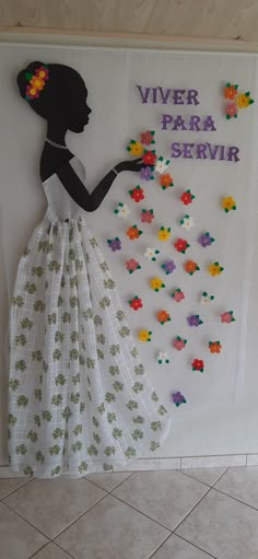 a woman in a white dress with flowers on her skirt and the words viver para servir