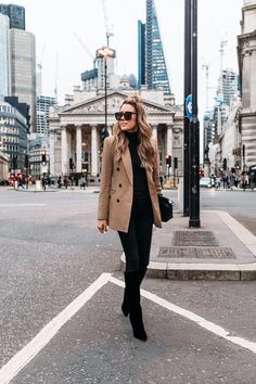 Chic Style Outfits, Fall Coats, Classic Outfits For Women, Winter Mode Outfits, Fall Fashion Coats, Sport Chic Style, Look Office, Fall Fashion Trends Women, Tan Coat