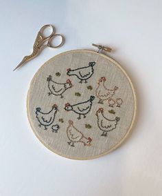 The most perfect Spring house decor featuring these cute little chickens! + Hoop is 6 inches and is a natural wood with gold accent. Background fabric is a natural linen woven from flax fibers. Expect yours to have natural variations and is unique with each hoop. Fabric and yarn color can look different in different types of lightings. + if you’d like to make any custom changes ( thread colors, etc ) please message me, or else will come just like Farmhouse Embroidery Designs, Spring House Decor, Chicken Embroidery, Spring House, Embroidered Hoop, Simple Embroidery Designs, Embroidery Stitches Tutorial, Background Fabric, Thread Colors