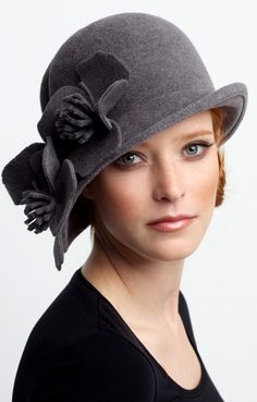 Love this hat. Cappello Cloche, Pretty Hats, Elegant Hats, Fancy Hats, Love Hat, Wearing A Hat, Stylish Hats, Cloche Hat, Derby Hats