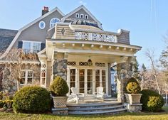 a large house that is in the grass