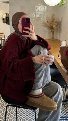 Winter Hijab Aesthetic, Hijab With Earmuffs, Winter Style Hijab, Hijabi Photo Ideas, Modest University Outfits, Outfit Hijab Winter, Jumpers Outfit, Winter Hijabi Outfits, Hijab Outfit Aesthetic