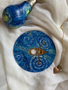 Bulb painting, CD art  painting van gogh starry night aesthetic flatlays CD painting acrylic Van Gogh Diy Ideas, Mini Circle Canvas Paintings, Painting On Cd Ideas, Cd Decoration Ideas, Starry Night Inspired Art, Starry Night Paintings, Cd Art Aesthetic, Circle Painting Ideas Easy, Cd Drawing