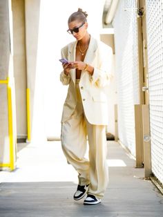 #look #haileybieber #streetstyle #streetwear Hailey Bieber Blazer, Hailey Bieber Street Style, Hayley Bieber, Hailey Bieber Outfits, Suits And Sneakers, Chique Outfit, Look Zara, Hailey Baldwin Style, Hailey Bieber Style