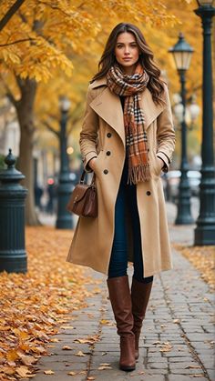 Scarf With Trench Coat, Fall 2024 Trends Women, Autumn Outfits Trench Coat, Womens Trench Coat Outfit, Trench Coat With Scarf, Trenchcoat Outfits, Trenchcoat Style, Burberry Coat