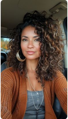 Black With Brown Highlights Short Hair, Dark Brown Hair With Peak A Boo Blonde Highlights, Hair Colors For Biracial Women, Different Color Curly Hair, Brown Black Curly Hair, Curly Natural Highlights, Curly Hairstyles 40 Year Old Women, Naturally Curly Highlights, Curly Hair Business Professional