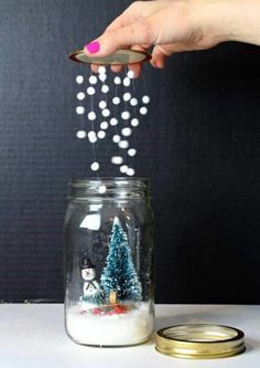 Diy Snow Globes, Christmas Snow Globes Diy, Mason Jar Christmas Crafts, Christmas Mason Jars Diy, Snow Globe Crafts, Diy Snow, Christmas Mason Jars, Christmas Snow Globes