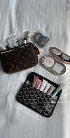 Purse Essentials Everyday, What’s In My Handbag, What’s In My Small Purse, Coquette Whats In My Bag, What’s Inside My Purse, What’s In My Purse Asthetic, School Bag Essentials