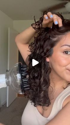 Dry Hair Hairstyles Ideas, Curly Hairstyles For Fine Hair, Pin Back Curly Hair, Curly Hair Women Styles, Treluxe Routine, Curly Hairstyles For Thinner Hair, How To Style Natural Wavy Hair, Plump Method Curls, Air Dry Curls