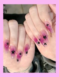 Diseño de uñas #uñas #uñasdegel #unasfrancesas #nails #nailart #nailsofinstagram #naildesign #nailsoftheday #nailartdesigns #coquette Black Design On Pink Nails, Pink Nails Black Stars, Star Nails Pink And Black, Pink Black Outfit Ideas, Star Nails Inspo Y2k, Pink Nails With Black Stars, Mail Inspo Y2k, Pink Star Nails Y2k, Star Pink Nails