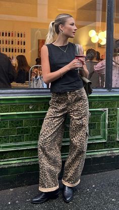 Women Baggy Jeans, Stile Kendall Jenner, Stile Hijab, Mode Zara, Leopard Pants, Denim Decor, Skandinavian Fashion, Jeans Y2k