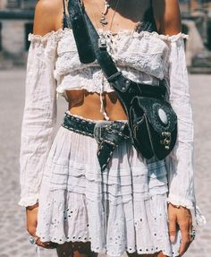 Burning Man 2022 Outfits, Hippie Festival Outfit, Casual Dinner Outfits, Chica Chola, Dinner Outfit Casual, Stile Boho Chic, Latina Outfits, Look Legging