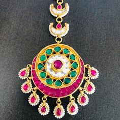 Sabyasachi Kundan Mang Tika/Ruby Emerald Mang Tikka/Pearl Emerald Maang Tika/Ruby Pearl Maang Tika/Kundan Maang Tikka/Kundan Big Mang Tikka/Bridal Jewelry Features: Length: 5 Inches 22 Carat Gold polish Jadau Ruby, Emerald Crystals, Kundan and Pearl work Suitable for any Indian Traditional Attire FREE SHIPPING All our jewelry pictures are taken in natural light with no filters and enhancements. To stay updated on latest designs Follow Us on: Website: www.aryafashions.com Facebook: www.facebook.c Diwali Multicolor Kundan Traditional Wear, Diwali Traditional Multicolor Kundan Wear, Multicolor Kundan Traditional Wear For Puja, Traditional Multicolor Kundan Necklace For Festive Occasions, Multicolor Kundan Necklace For Rituals And Festive Occasions, Traditional Chandbalis With Tilla For Festivals, Bollywood Style Multicolor Tikka For Festive Occasions, Multicolor Traditional Wear With Latkans, Kundan Traditional Wear With Motifs