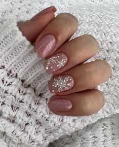 25 Festive Pink Christmas Nails for a Unique Holiday Manicure Short Nail Inspiration Simple, Short Christmas Nail Ideas, Snowflake Nail Design, Elegant Touch Nails, Christmas Nail Ideas, Snowflake Nail, Festive Nail Designs, Mauve Nails, Holiday Nails Christmas