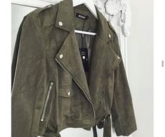 fashion, style, olive green aesthetic, khaki green Street Style 2016, Fashion Network, Army Green Jacket, Khaki Fashion, Rocker Style, Layered Fashion, Street Style Looks, Fashion Mode, Suede Jacket