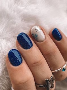 Pretty Gel Nails Winter, New Year's Nails Glitter, Winter Nails 2023 Trends Blue, Short Nail Designs January, Christmas Shellac Nails Winter, January Cruise Nails, Winter Shellac Nail Designs, Short Blue Holiday Nails, New Year Blue Nails