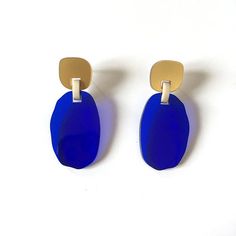 Boucles d'oreilles en acrylique bleu marine transparent, rose pale et doré. Forme géométrique. Tiges Rose Pale, Klein Blue, Shell Jewelry, Artistic Jewelry, Blue Rings, Made In, Belly Button Rings, Jewelry Earrings Dangle, Cufflinks