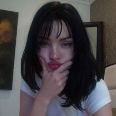 Short Hair Woman Aesthetic, Mode Ulzzang, Oh My Goddess, Hippie Vibes, If Only, 가을 패션, Insta Photo Ideas, Dark Wallpaper, Girl Icons