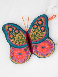 Bake Happy Oven Mitt - Butterfly-view 1 Butterfly Oven Mitt, Fun Oven Mitts, Cute Oven Mitts, Butterfly Kitchen, Butterfly Man, Boho Butterfly, Boho Shower Curtain, Old Towels, Effortless Fashion