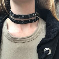 Cheap Punk Necklaces For Concerts, Safety Pin Choker, Alt Diy Fashion, Diy Punk Accessories, Punk Accessories Diy, Diy Goth Jewelry, Safety Pin Clothes, Diy Punk Patches, Safety Pin Fashion