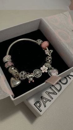 Pandora Aesthetic, Pandora Bracelet Charms Ideas, Xoxo Jewelry, Girly Bracelets, Pandora Bracelet Designs, Desain Quilling, Pandora Jewelry Charms, Bracelet Pandora, Foto Poses